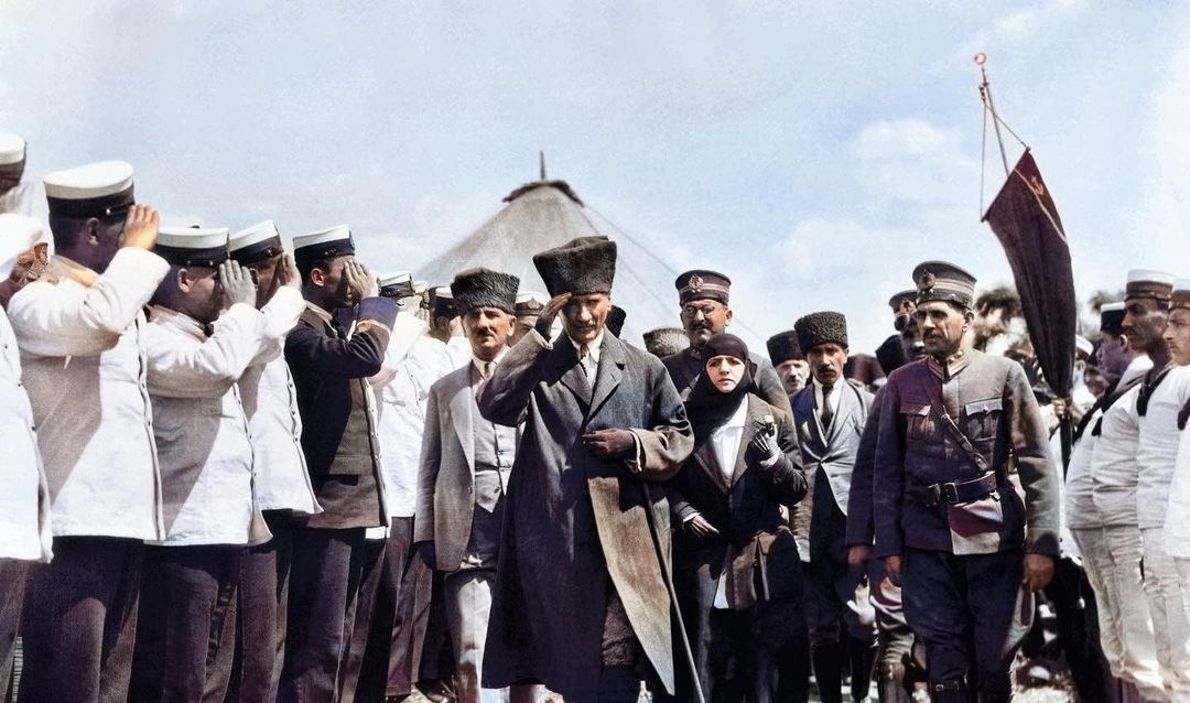 10 Kasım Anma Töreninde Mustafa Kemal Atatürk'ü Sevmek için 30 Neden