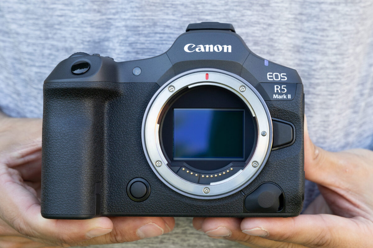 Canon EOS R5 Mark II ile Nikon Z30 Aynasız Fotoğraf Makinelerinin 30 Özelliğini Karşılaştırma